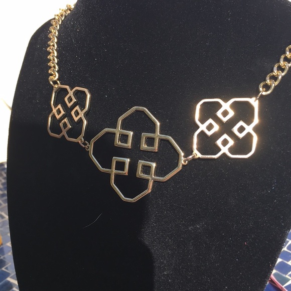 Gold statement piece necklace - Picture 2 of 6